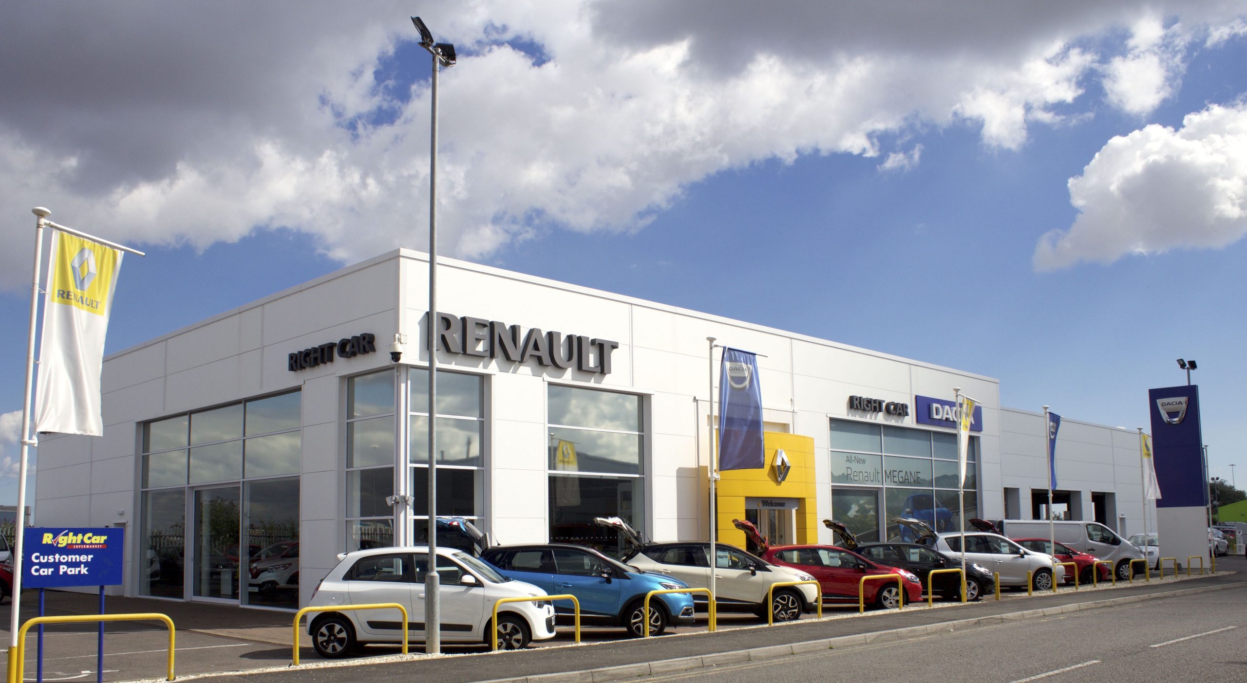 Right Car Quickly Doubles Its Renault And Dacia Portfolio With New Grimsby Dealership 1 LEAD Scaled 