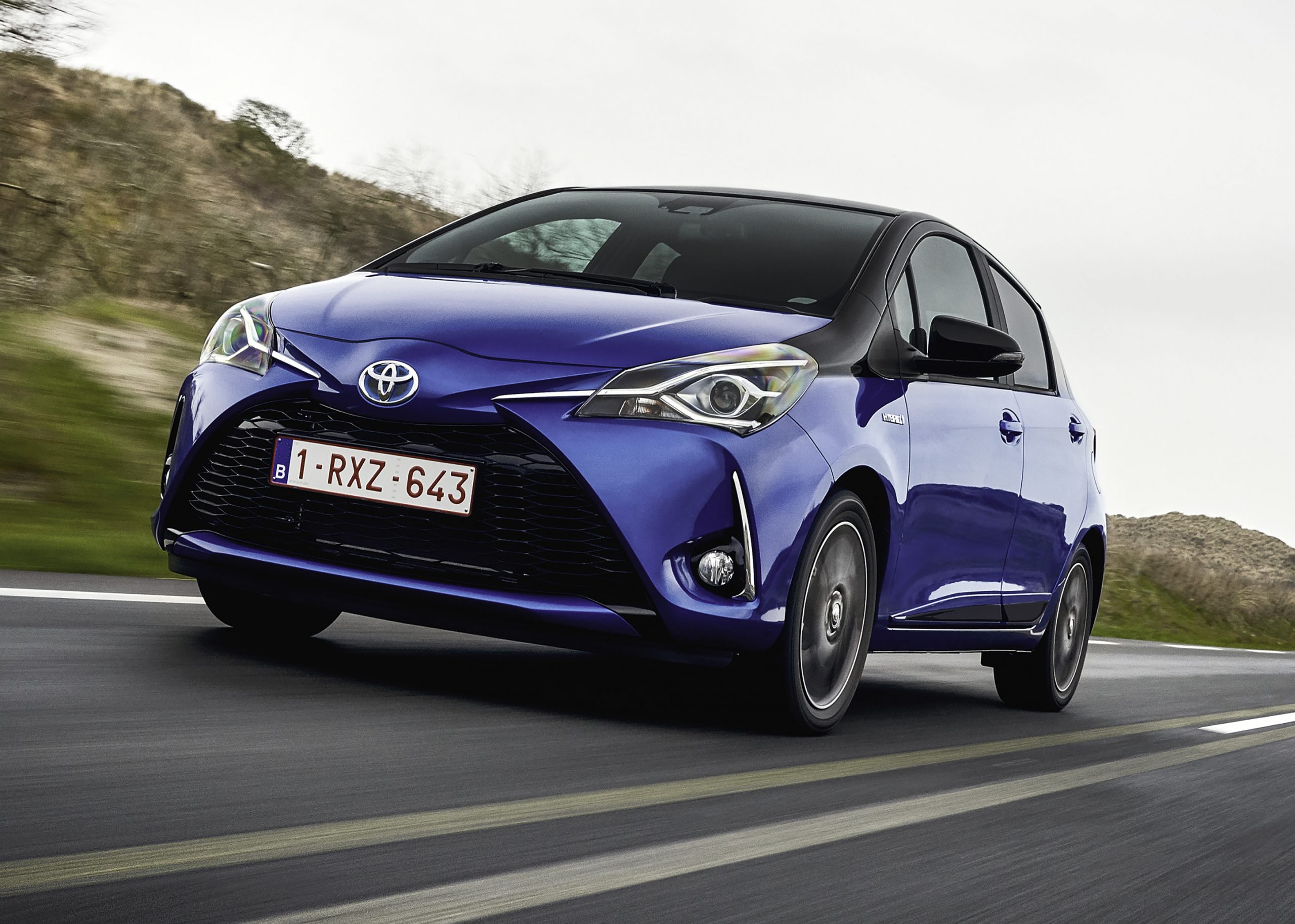 Узкий гибрид. Тойота Ярис гибрид. Toyota Yaris Hybrid 2023. Тойота Ярис гибрид 2020. Тойота Ярис 4 поколения.