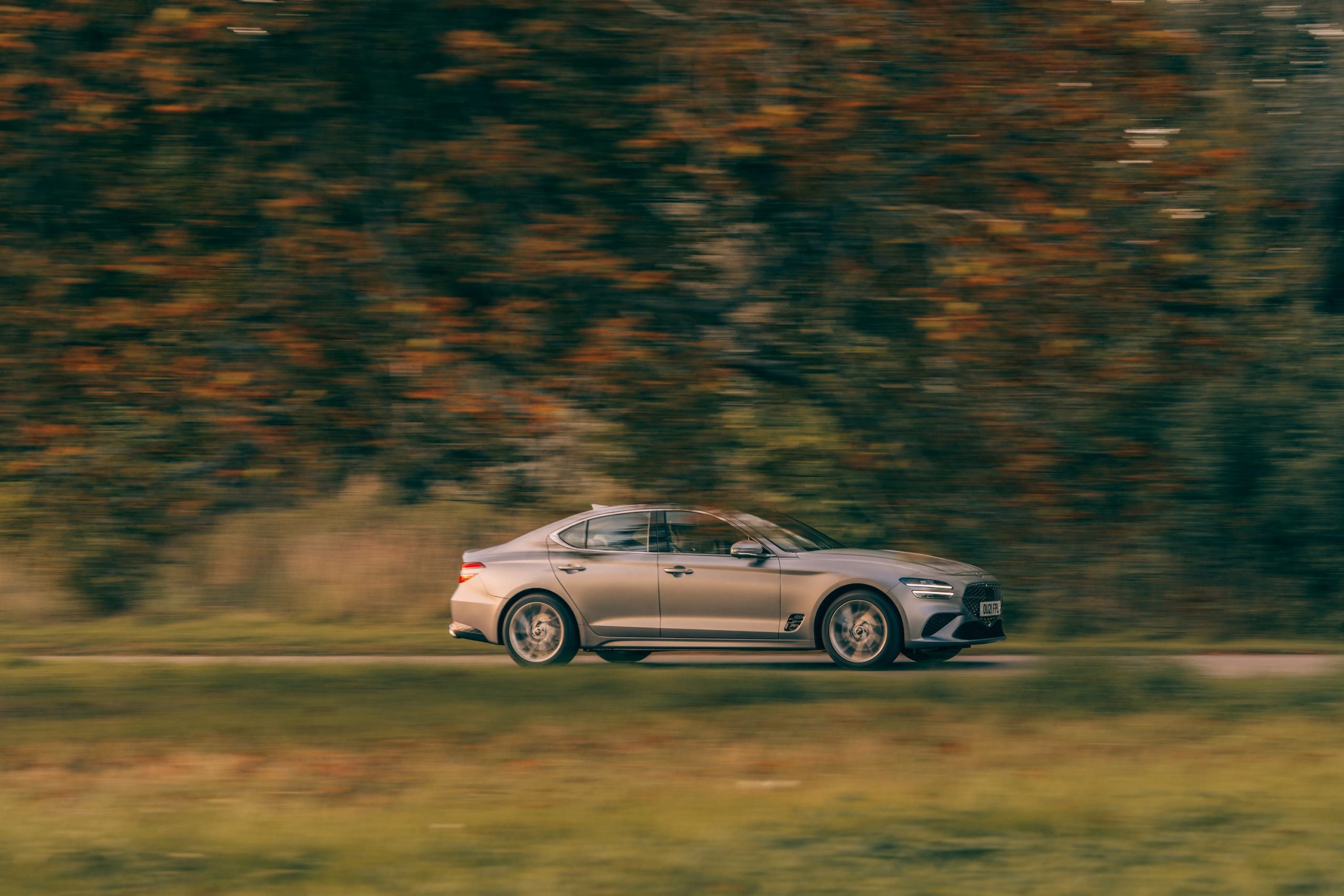 Side on profile of Genesis G70