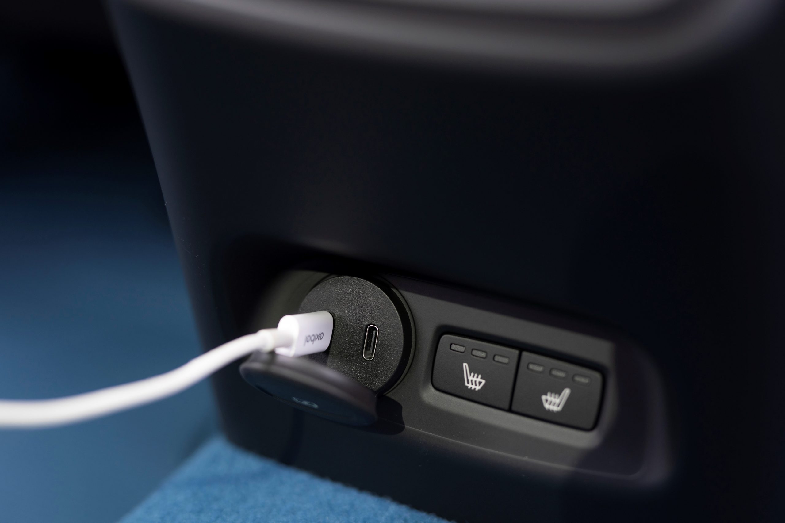 Phone charger in Volvo C40 Recharge
