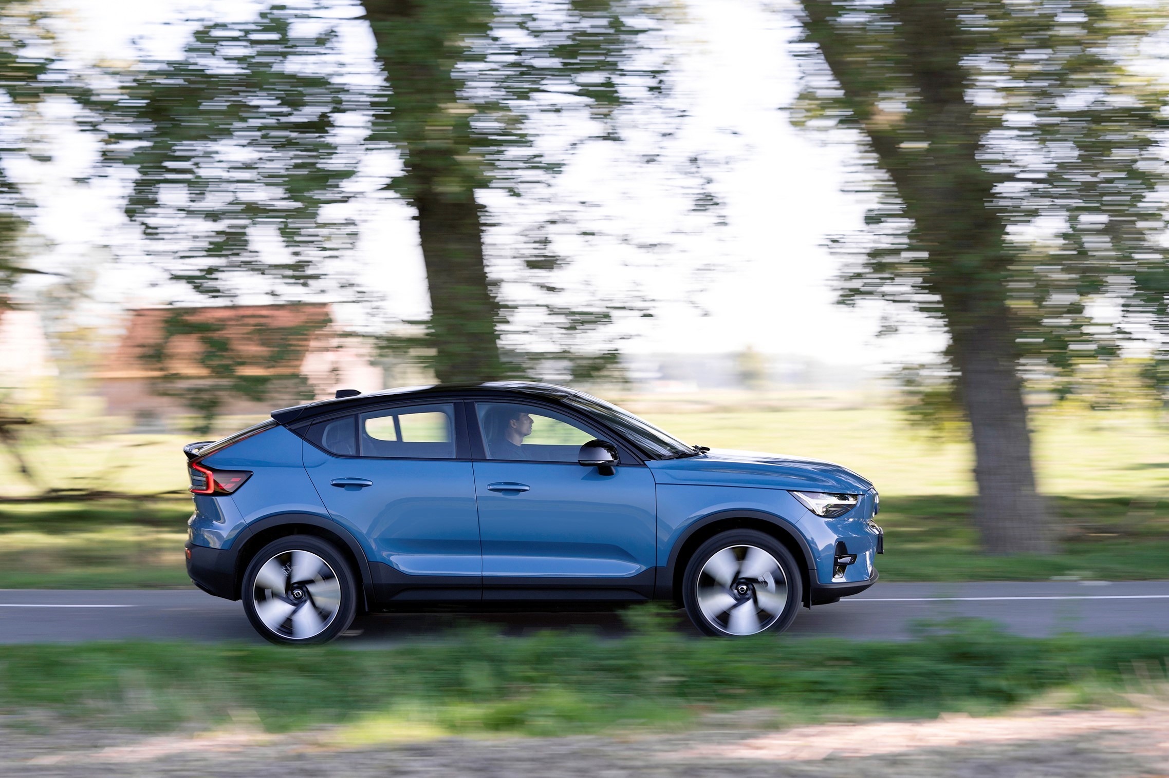 Side on view of Volvo C40 Recharge