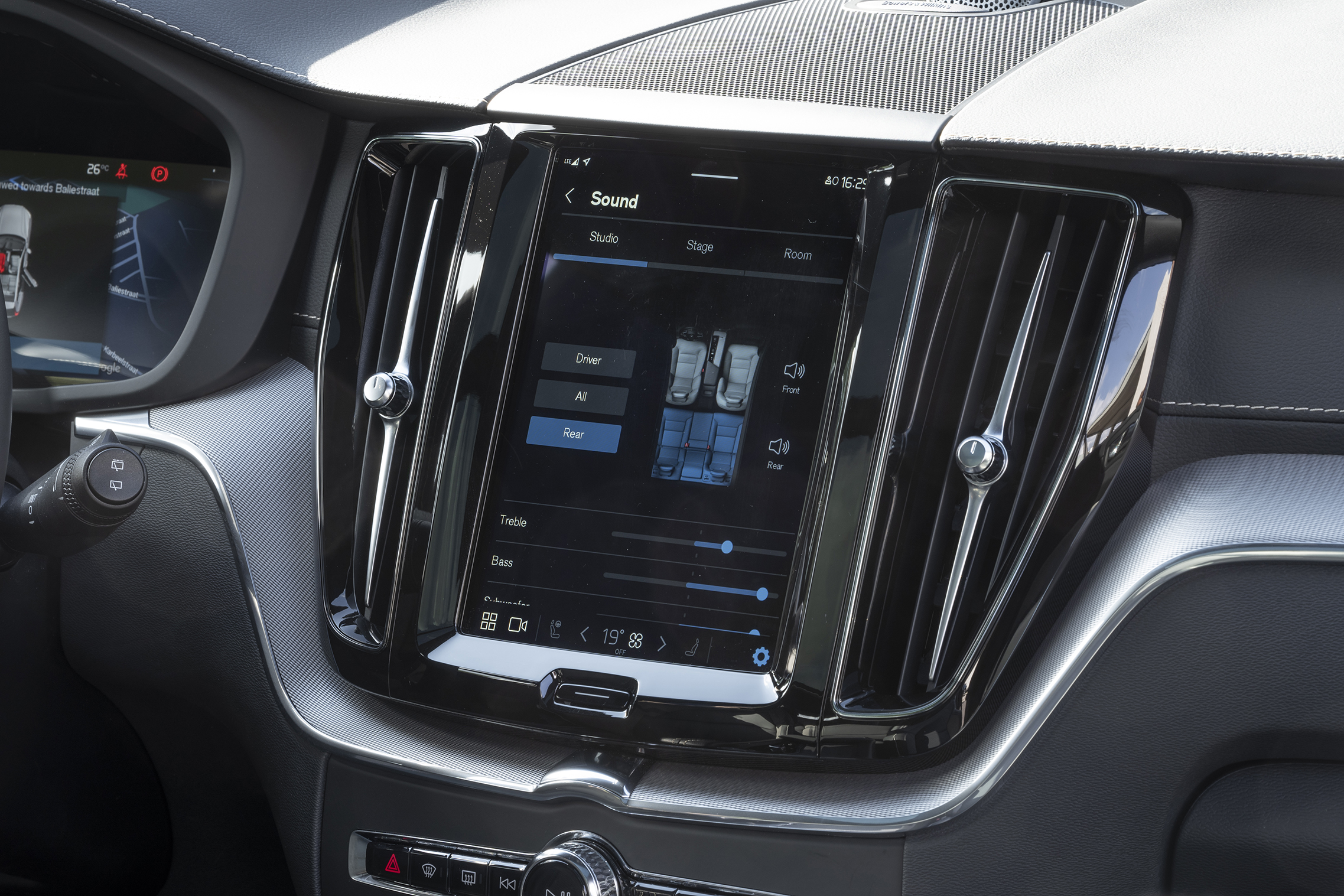 Entertainment system in Volvo XC60 T8 