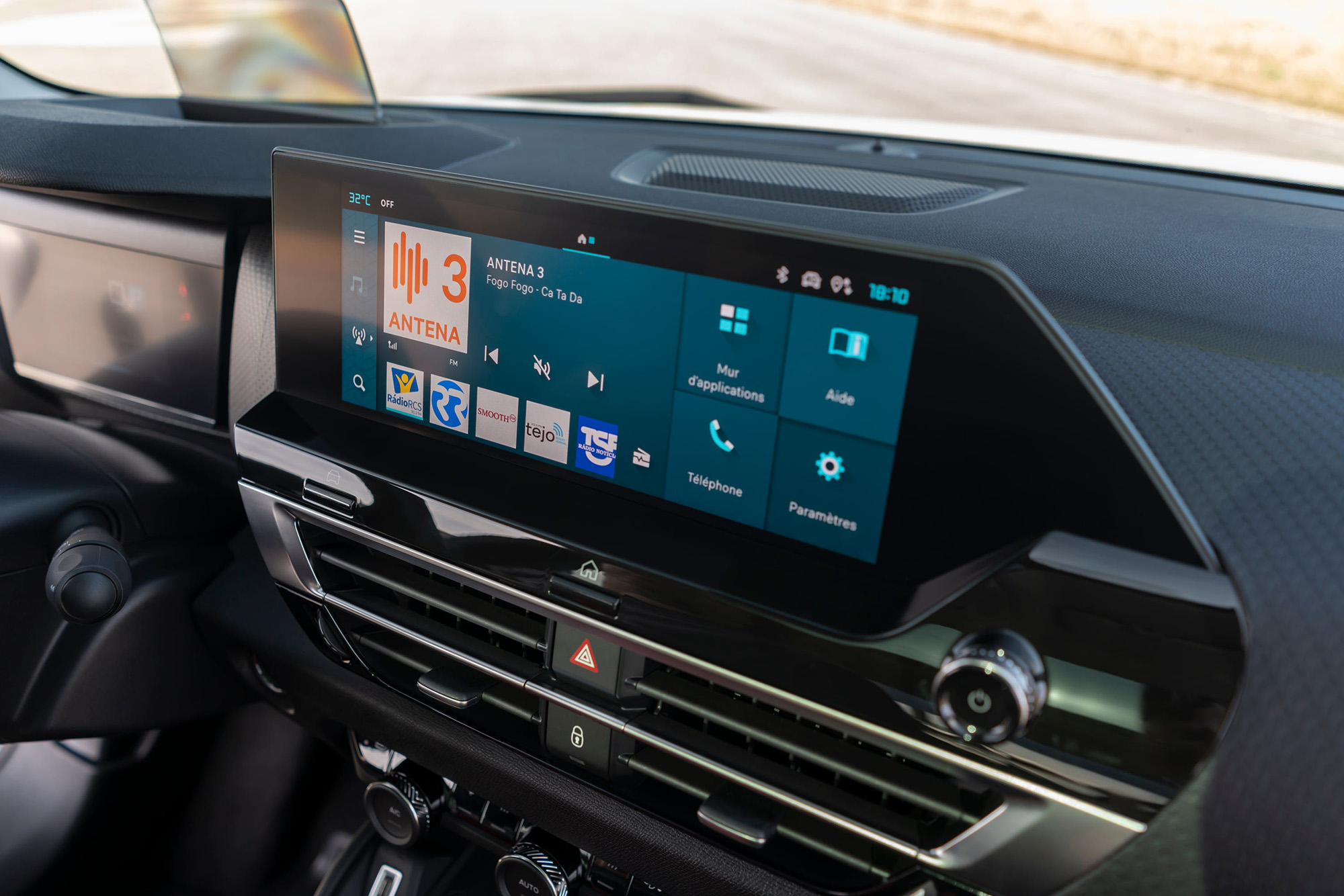 Citroen C4 interior, via PA
