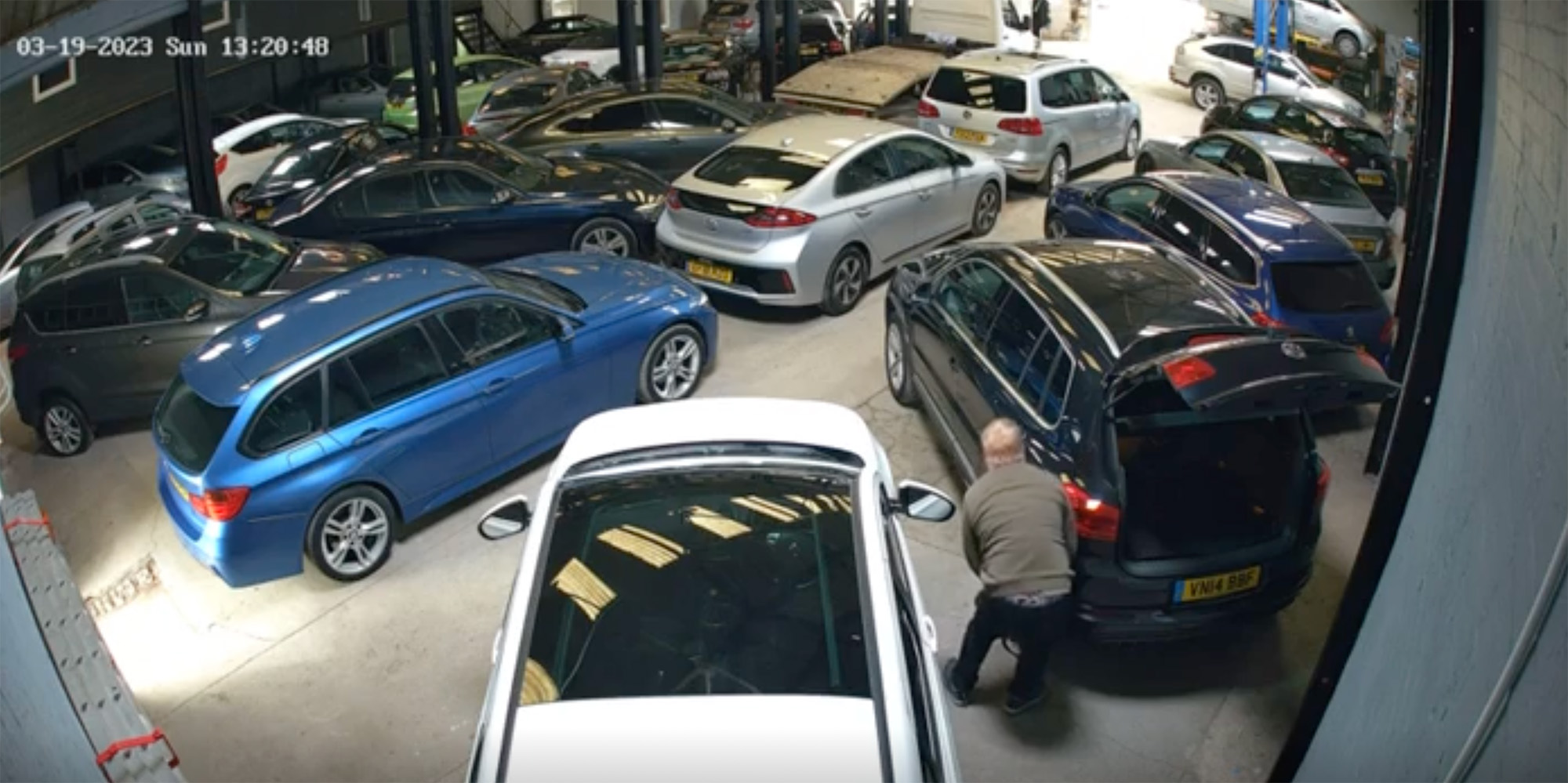 Die Videoüberwachung eines Gebrauchtwagenhändlers nimmt einen Mann auf, der eine VW Tiguan-Form im Wert von Hunderten von Pfund stiehlt – Car Dealer Magazine